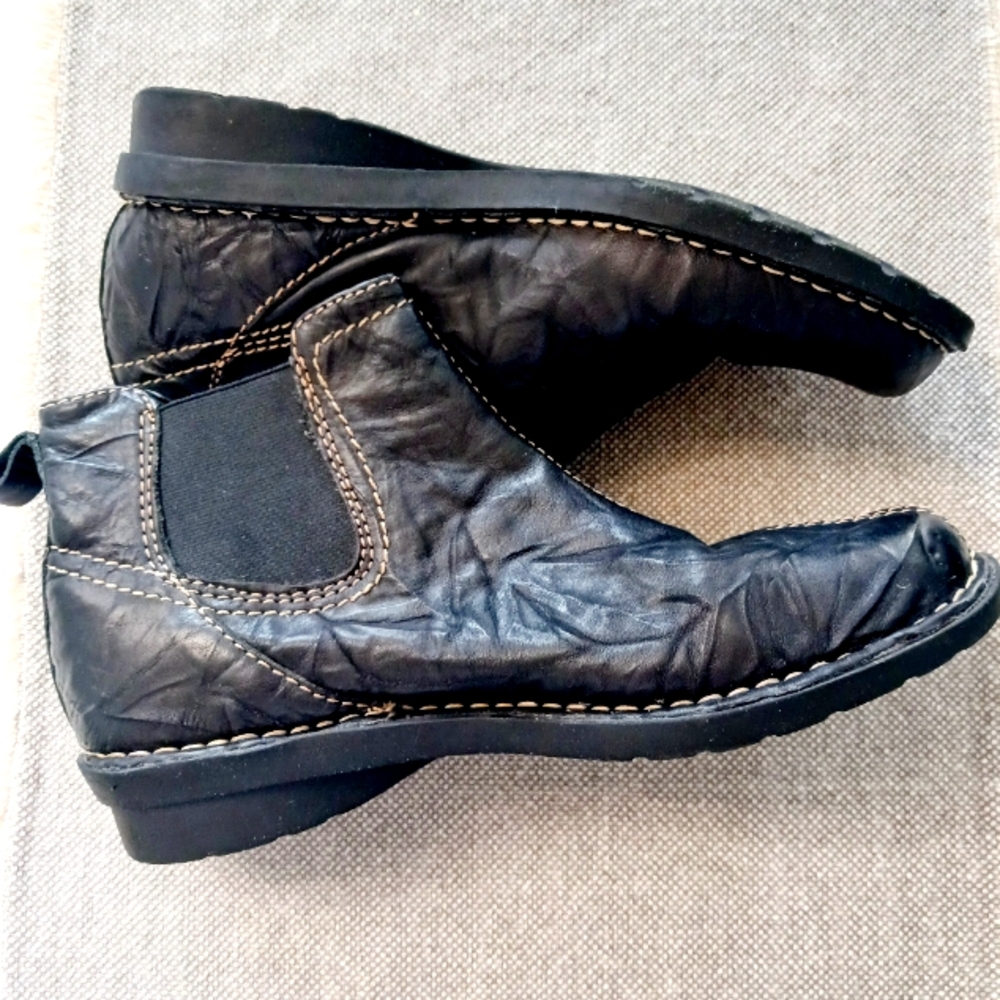 Clarks Bendable Black Leather Ankle Booties. NWOT. Size 7